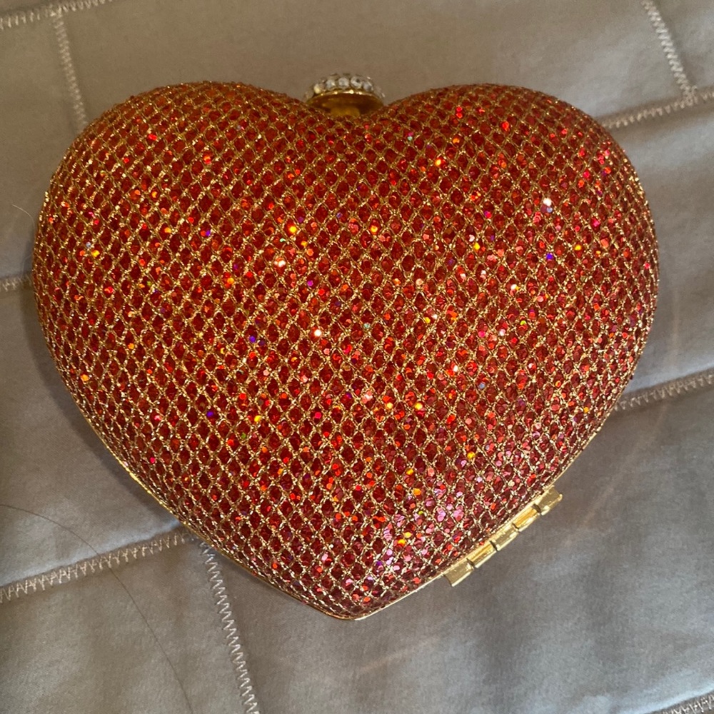 Urban Expressions Heart clutch